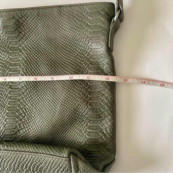 Stone Mountain Olive Green Reptile-Textured Leather Crossbody Bag NWOT - Picture 15 of 16